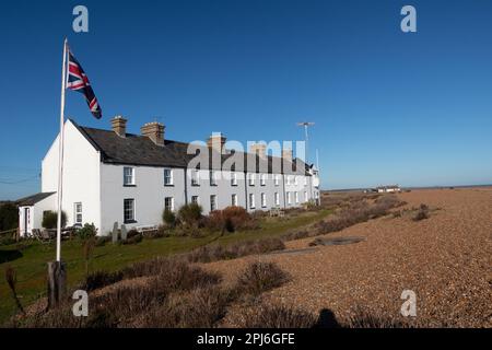Eine Reihe weißer Hütten im abgelegenen Dorf suffolk am Shingle Beach Suffolk England Stockfoto