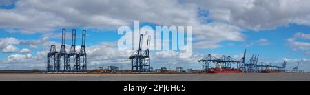 Felixstowe-Docks mit Kranen, Containern und Schiffen entlang der Seite von Suffolk East Anglia England Stockfoto