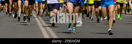 Große Gruppe Läufer Athleten, die Marathon laufen, männliche Joggingrennen in der Stadt, sportliche Wettkämpfe Stockfoto