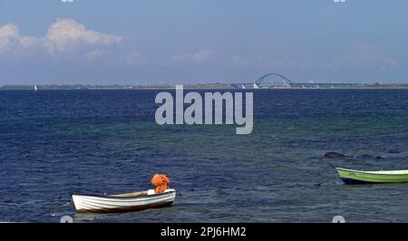 Fehmarnsund, im Hintergrund Ostseeinsel Fehmarn mit Fehmarnsund-Brücke, Heiligenhafen, Schleswig-Holstein, Deutschland Stockfoto