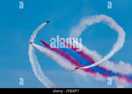 Das Royal Air Force Red Arrows-Team fliegt auf der Royal International Air Tattoo Airshow auf der RAF Fairford 2022. Fliegen in Tornado-Formation Stockfoto