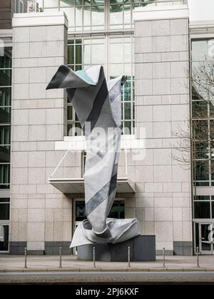 Skulptur mit umgekehrtem Kragen und Krawatte im öffentlichen Bereich vor dem DZ Bank Gebäude. Es wurde von Claes Oldenburg und Coosje van Brug entworfen. Stockfoto