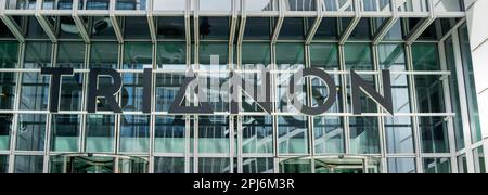 TRIANON-Buchstaben des Turms über dem Gebäudeeingang. Großes schwarzes Wort auf der modernen Glasfassade. Außenansicht des Gewerbebürokomplexes. Stockfoto