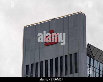 Sparkasse-Logo auf der Außenseite des Trianon-Turmgebäudes. Das deutsche Sparkassennetz der öffentlichen Finanzinstitute. Stockfoto