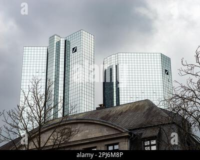 Deutsche Bank-Zwillingstürme hinter dem alten Gebäude der Berenberg-Privatbank. Wolkenkratzer im Finanzviertel von Frankfurt am Main. Stockfoto
