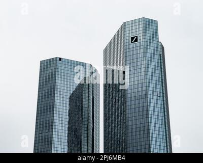 Deutsche Bank-Zwillingstürme vor dem hellen Himmel. Moderne Architektur mit Glasfassade. Wolkenkratzer des Finanzviertels in Frankfurt am Main. Stockfoto