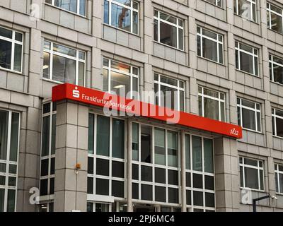 Eingang der Frankfurter Sparkasse. Außenansicht der großen deutschen Sparkasse. Das Logo und die Farbe sind Teil der Unternehmensidentität Stockfoto