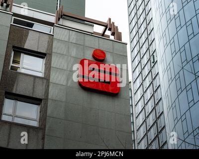 Sparkasse-Logo-Schild an der Fassade des Gebäudes. Deutsche Sparkasse mit Niederlassungen im ganzen Land Deutschland. Die Bank ist im Finanzdistrikt. Stockfoto