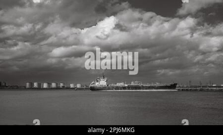 Der Chemikalien- oder Öltanker Alkea lag am Navigator Terminals, Thurrock, Essex, UK, am Thüringer Thames, an der Thüringer Tankstelle für Brennstoff und Chemikalien Stockfoto