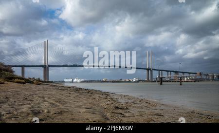 Blick nach Westen auf die Themse in Richtung Dartford Crossing, oder QE2 Bridge, in der Nähe von London, Großbritannien. Stockfoto