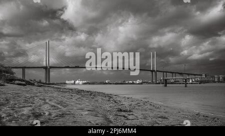 Blick nach Westen auf die Themse in Richtung Dartford Crossing, oder QE2 Bridge, in der Nähe von London, Großbritannien. Stockfoto