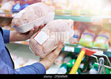 Käufer-Mann wählt Hühnerfleisch in einem Geschäft Stockfoto