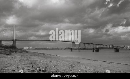 Blick nach Westen auf die Themse in Richtung Dartford Crossing, oder QE2 Bridge, in der Nähe von London, Großbritannien. Stockfoto