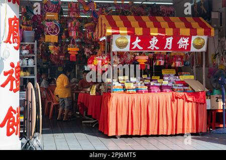 Georgetown, Penang, Malaysia - 01. September 2014: Chinesischer Laden mit traditionellen Mondkuchen zum chinesischen Neujahr im Lebuh Armenia, einem der Hauptgebäude Stockfoto