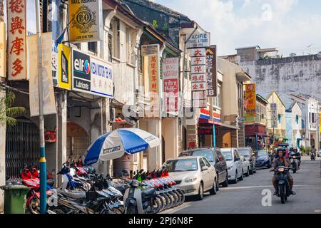 Georgetown, Penang, Malaysia - 01. September 2014: Eine der Hauptstraßen im historischen Georgetown, Penang, Malaysia Stockfoto