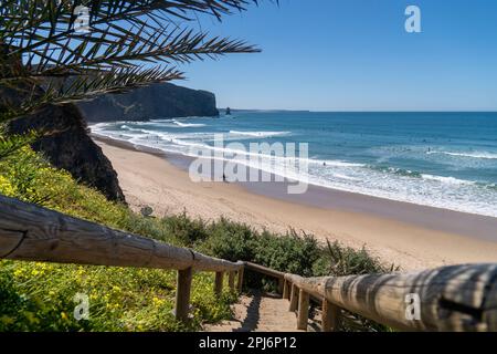 Treppen am Strand von Arrifana, bekannt als Praia da Arrifana an der Algarve, Portugal. Naturpark Costa Vicentina Stockfoto