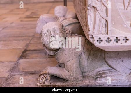 Europa, Portugal, Alcobaca. 14. April 2022. Grab von Ines de Castro im Kloster Alcobaca, das zum UNESCO-Weltkulturerbe gehört. Stockfoto