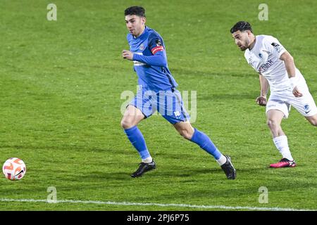 Denderleeuw, Belgien. 31. März 2023. Dender's Lennard Hens und Jong Genks Bastien Toma wurden während eines Fußballspiels zwischen Dender EH und Jong Genk (U23) am Freitag, den 31. März 2023 in Denderleeuw, am 5. Tag der Relegation Play-offs während der 1B. Division der belgischen Meisterschaft 2022-2023 „Challenger Pro League“ in Aktion gezeigt. BELGA FOTO TOM GOYVAERTS Kredit: Belga News Agency/Alamy Live News Stockfoto
