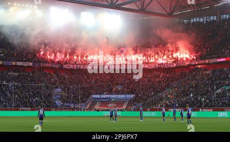 Düsseldorf, Deutschland. 31. März 2023. firo : 03/31/2023 Fußball Fußball 2. Liga 2. Bundesliga Staffel 2022/2023 Fortuna Düsseldorf - HSV Hamburg Hamburg HSV Hamburg Hamburg Pyro Fans HSV Hamburg Hamburg Hamburg zur Halbzeit Gutschrift: dpa/Alamy Live News Stockfoto