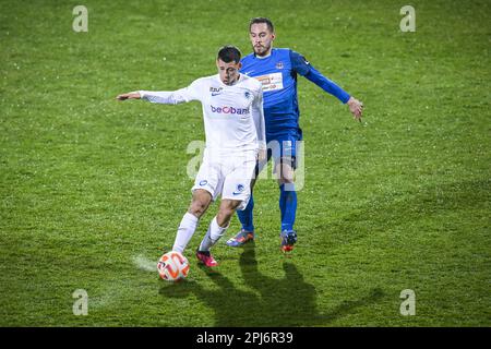 Denderleeuw, Belgien. 31. März 2023. Jong Genks Cedric Nuozzi und Dender's Dylan Ragolle waren in Aktion während eines Fußballspiels zwischen Dender EH und Jong Genk (U23), Freitag, den 31. März 2023 in Denderleeuw, am 5. Tag der Relegation Play-offs während der 1B. Division der belgischen Meisterschaft „Challenger Pro League“ 2022-2023. BELGA FOTO TOM GOYVAERTS Kredit: Belga News Agency/Alamy Live News Stockfoto