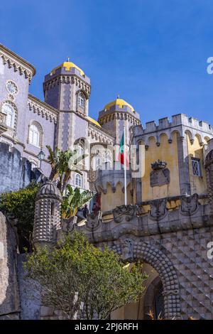 Europa, Portugal, Sintra. 17. April 2022. Der Park und Nationalpalast von Pena, ein UNESCO-Weltkulturerbe in Sintra. Stockfoto