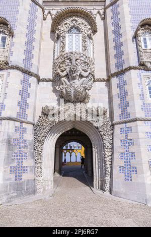 Europa, Portugal, Sintra. 17. April 2022. Der Park und Nationalpalast von Pena, ein UNESCO-Weltkulturerbe in Sintra. Stockfoto