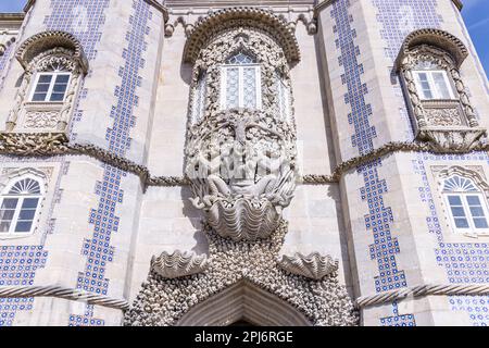 Europa, Portugal, Sintra. 17. April 2022. Der Park und Nationalpalast von Pena, ein UNESCO-Weltkulturerbe in Sintra. Stockfoto