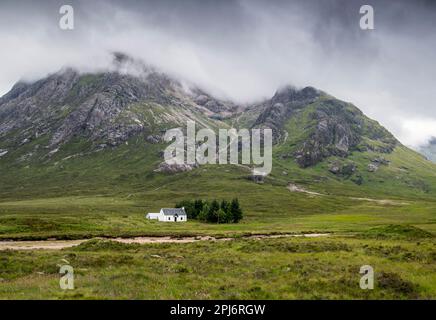 Lagangarbh Hut unter Buachaille Etive Mor in Glencoe, Schottland, Großbritannien Stockfoto