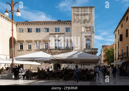 La Place Principale de Zadar est entourée de bâtiments historiques tel que la Tour de l'Horloge, le Palais du Recteur et la Cathédrale Anastasie Stockfoto