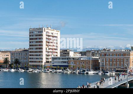 L'une des Principales Attraktionen de la ville est l'Université pont de la ville, qui relie la vieille ville de Zadar à la péninsule de Novi Vinodolski Stockfoto