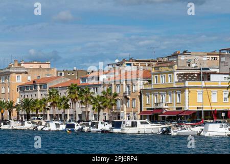 L'une des Principales Attraktionen de la ville est l'Université pont de la ville, qui relie la vieille ville de Zadar à la péninsule de Novi Vinodolski Stockfoto