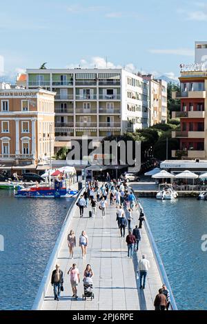 L'une des Principales Attraktionen de la ville est l'Université pont de la ville, qui relie la vieille ville de Zadar à la péninsule de Novi Vinodolski Stockfoto