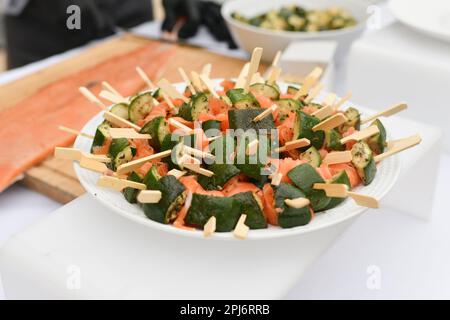 Die Lachsspieße mit Zucchini Wedding Catering Stockfoto