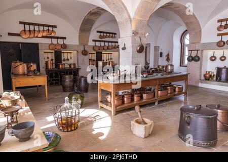 Europa, Portugal, Sintra. 17. April 2022. Küche im Park und Nationalpalast von Pena, ein UNESCO-Weltkulturerbe in Sintra. Stockfoto