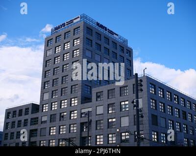 Mannheim, Deutschland, 03.31.2023 Gebäude des Rekrutierers Hays in Mannheim, Glasfront mit blauem Himmel im Hintergrund Stockfoto