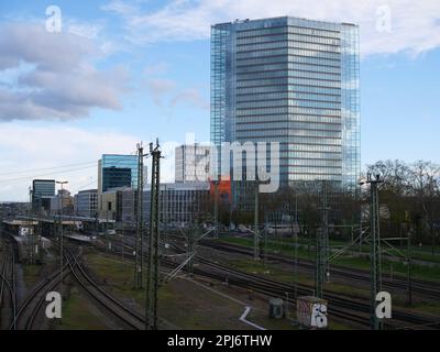 Mannheim, Deutschland, 03.31.2023 Victoria Tower im Hintergrund, im Vordergrund sind die Bahnschienen des Mannheimer Hauptbahnhofs zu sehen Stockfoto