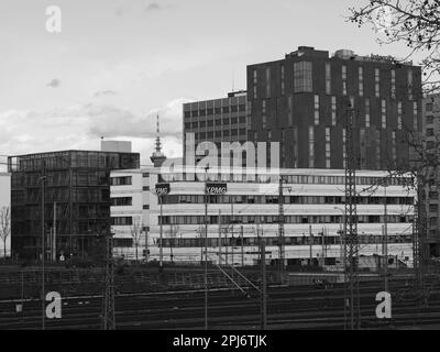 Mannheim, Deutschland, 03.31.2023 Gebäude der Wirtschaftsprüfungsgesellschaft KPMG ( weiß ) und rechts das Hotel Intercity in Mannheim, schwarz fotografiert Stockfoto