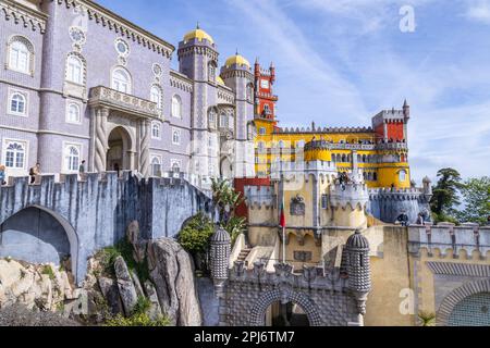 Europa, Portugal, Sintra. 17. April 2022. Der kunstvoll verzierte Park und Nationalpalast von Pena, ein UNESCO-Weltkulturerbe in Sintra. Stockfoto