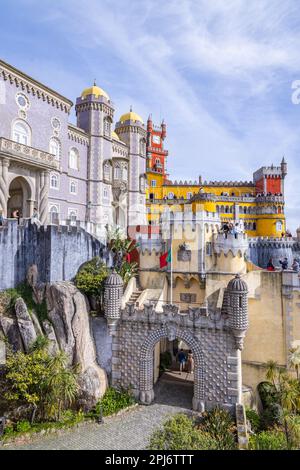 Europa, Portugal, Sintra. 17. April 2022. Der kunstvoll verzierte Park und Nationalpalast von Pena, ein UNESCO-Weltkulturerbe in Sintra. Stockfoto