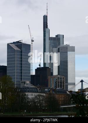 Frankfurt, Deutschland, 03.31.2023 Fotos der Skyline der Bank in Frankfurt, einschließlich der Wolkenkratzer der Commerbank im Bild. Konzept: Bankenviertel Stockfoto