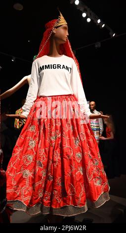 Ashish: Fall in Love and Be More Tender in der William Morris Gallery vom 1. April bis 10. September 2023. Seine Designs wurden von allen getragen, von Rhianna bis Lady Gaga . Zu den Höhepunkten zählen ein Regenbogenkleid, das Taylor Swift in ihrem End Game Video getragen hat, Ein Pailletten-Overall, den Charli XCX getragen hat, und ein Tanktop, das Tom Daley getragen hat. Die Ausstellung wird die erste große Umfrage zu Ashishs Arbeit sein. Ashish hat bereits drei Mal den renommierten NEWGEN Award gewonnen und seine Designs wurden in Ausstellungen im V&A und im Met , NY gezeigt. Stockfoto