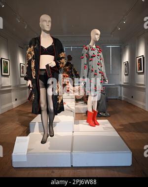 Ashish: Fall in Love and Be More Tender in der William Morris Gallery vom 1. April bis 10. September 2023. Seine Designs wurden von allen getragen, von Rhianna bis Lady Gaga . Zu den Höhepunkten zählen ein Regenbogenkleid, das Taylor Swift in ihrem End Game Video getragen hat, Ein Pailletten-Overall, den Charli XCX getragen hat, und ein Tanktop, das Tom Daley getragen hat. Die Ausstellung wird die erste große Umfrage zu Ashishs Arbeit sein. Ashish hat bereits drei Mal den renommierten NEWGEN Award gewonnen und seine Designs wurden in Ausstellungen im V&A und im Met , NY gezeigt. Stockfoto