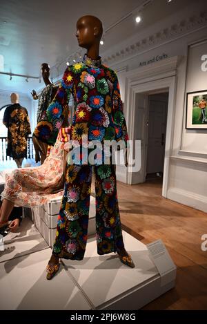 Ashish: Fall in Love and Be More Tender in der William Morris Gallery vom 1. April bis 10. September 2023. Seine Designs wurden von allen getragen, von Rhianna bis Lady Gaga . Zu den Höhepunkten zählen ein Regenbogenkleid, das Taylor Swift in ihrem End Game Video getragen hat, Ein Pailletten-Overall, den Charli XCX getragen hat, und ein Tanktop, das Tom Daley getragen hat. Die Ausstellung wird die erste große Umfrage zu Ashishs Arbeit sein. Ashish hat bereits drei Mal den renommierten NEWGEN Award gewonnen und seine Designs wurden in Ausstellungen im V&A und im Met , NY gezeigt. Stockfoto