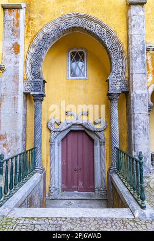 Europa, Portugal, Sintra. 17. April 2022. Der kunstvoll verzierte Park und Nationalpalast von Pena, ein UNESCO-Weltkulturerbe in Sintra. Stockfoto