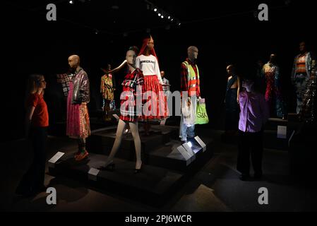 Ashish: Fall in Love and Be More Tender in der William Morris Gallery vom 1. April bis 10. September 2023. Seine Designs wurden von allen getragen, von Rhianna bis Lady Gaga . Zu den Höhepunkten zählen ein Regenbogenkleid, das Taylor Swift in ihrem End Game Video getragen hat, Ein Pailletten-Overall, den Charli XCX getragen hat, und ein Tanktop, das Tom Daley getragen hat. Die Ausstellung wird die erste große Umfrage zu Ashishs Arbeit sein. Ashish hat bereits drei Mal den renommierten NEWGEN Award gewonnen und seine Designs wurden in Ausstellungen im V&A und im Met , NY gezeigt. Stockfoto