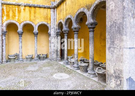 Europa, Portugal, Sintra. 17. April 2022. Der kunstvoll verzierte Park und Nationalpalast von Pena, ein UNESCO-Weltkulturerbe in Sintra. Stockfoto