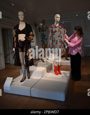 Ashish: Fall in Love and Be More Tender in der William Morris Gallery vom 1. April bis 10. September 2023. Seine Designs wurden von allen getragen, von Rhianna bis Lady Gaga . Zu den Höhepunkten zählen ein Regenbogenkleid, das Taylor Swift in ihrem End Game Video getragen hat, Ein Pailletten-Overall, den Charli XCX getragen hat, und ein Tanktop, das Tom Daley getragen hat. Die Ausstellung wird die erste große Umfrage zu Ashishs Arbeit sein. Ashish hat bereits drei Mal den renommierten NEWGEN Award gewonnen und seine Designs wurden in Ausstellungen im V&A und im Met , NY gezeigt. Stockfoto