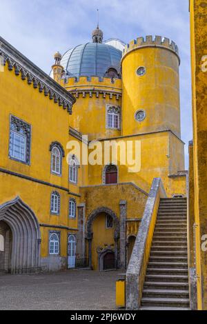 Europa, Portugal, Sintra. 17. April 2022. Der kunstvoll verzierte Park und Nationalpalast von Pena, ein UNESCO-Weltkulturerbe in Sintra. Stockfoto