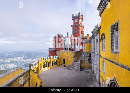 Europa, Portugal, Sintra. 17. April 2022. Der kunstvoll verzierte Park und Nationalpalast von Pena, ein UNESCO-Weltkulturerbe in Sintra. Stockfoto