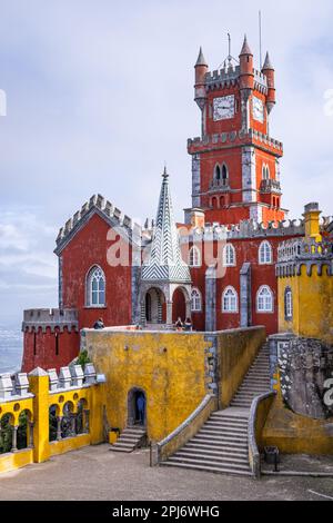 Europa, Portugal, Sintra. 17. April 2022. Der kunstvoll verzierte Park und Nationalpalast von Pena, ein UNESCO-Weltkulturerbe in Sintra. Stockfoto